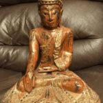 Сидящий Будда из дерева